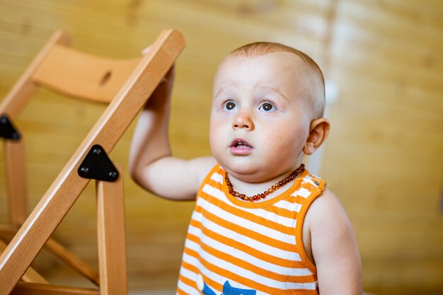 Ein Porträt eines niedlichen entzückenden ernsten Jungen, der oben schaut