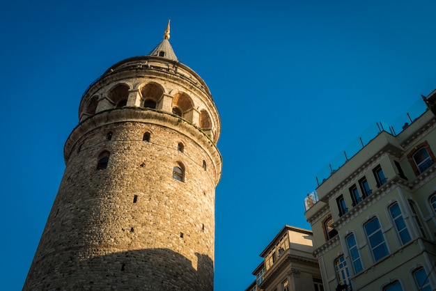 ein Porträt von Galata-Turm mit Hintergrund des blauen Himmels