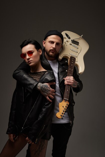 Ein Porträt von zwei stilvollen Punk-Leuten Moderne Mode-Rockmusiker