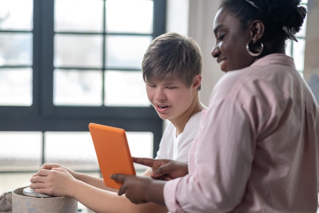 Ein positiver Tutor bei einem Workshop mit einem Jungen mit Down-Syndrom