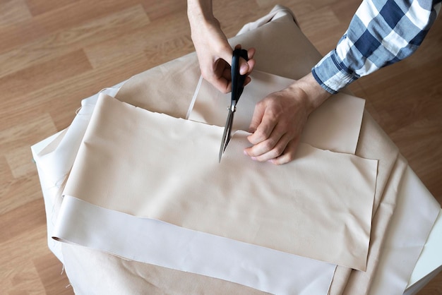 Foto ein professionell zugeschnittenes textil mit einer schere im shop