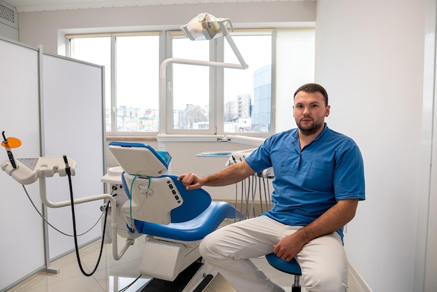 Ein professioneller junger Zahnarzt in medizinischer Kleidung wartet auf seine Patienten Zahnarztkonzept ohne Patienten