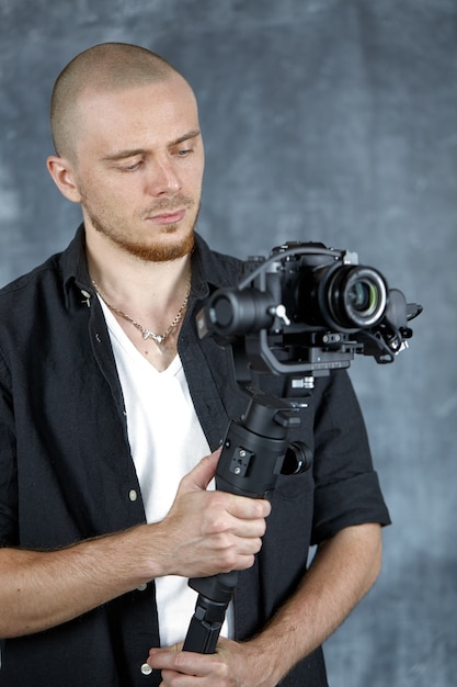 Foto ein professioneller videofilmer hält eine professionelle kamera auf einem 3-achsen-gimbal-stabilisator