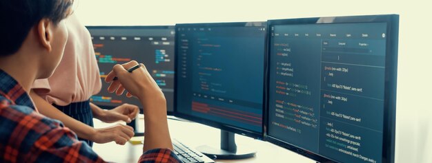 Ein professionelles Programmierteam diskutiert über Web-Codierung im Büro Burgeoning