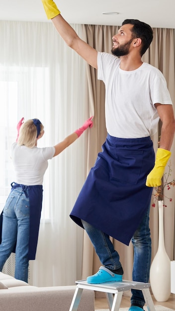 Foto ein professionelles reinigungsteam putzt das wohnzimmer in einer modernen wohnung