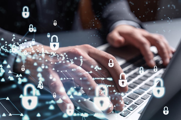 Ein Programmierer gibt einen Code auf dem Computer ein, um eine Cyber-Sicherheit vor Hackerangriffen zu schützen und vertrauliche Daten der Kunden zu speichern Vorhängeschloss-Hologramm-Symbole über den Schreibhänden Formelle Kleidung