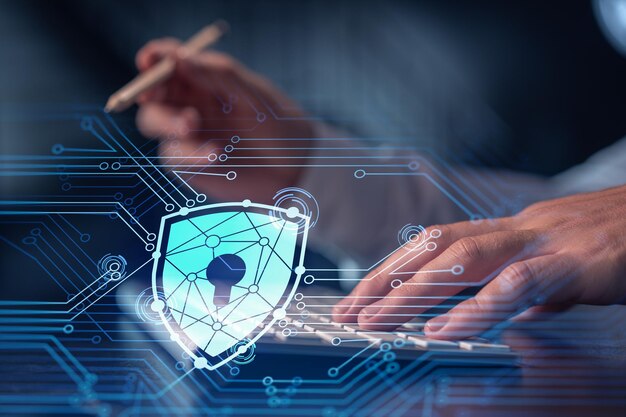 Ein Programmierer gibt einen Code auf dem Computer ein, um eine Cyber-Sicherheit vor Hackerangriffen zu schützen und vertrauliche Daten der Kunden zu speichern Vorhängeschloss-Hologramm-Symbole über den Schreibhänden Formelle Kleidung