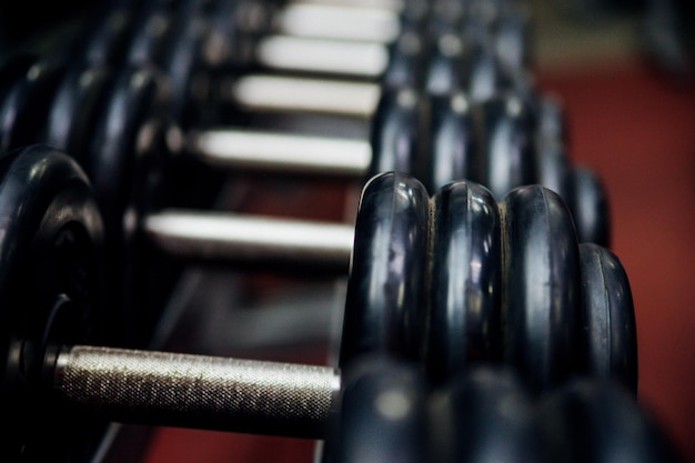 Ein Rack mit schweren Metallhanteln im Fitnessstudio oder Fitnessclub Übung und ein gesunder Lebensstil Kraftübungen