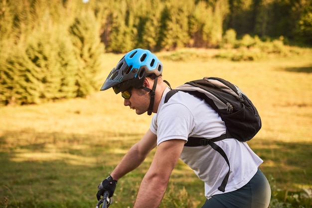 Ein Radfahrer fährt Fahrrad auf extremen und gefährlichen Waldwegen. Selektiver Fokus. Foto in hoher Qualität
