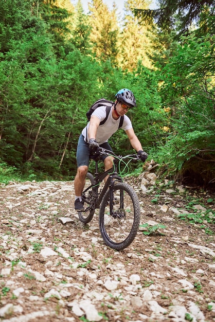 Ein Radfahrer fährt mit dem Fahrrad auf extremen und gefährlichen Waldwegen. Selektiver Fokus