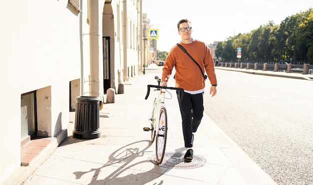 Ein Radfahrer geht mit einer Aktentasche von Urban ecotransport Fitness zur Arbeit