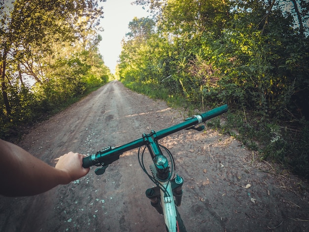 Ein Radfahrer hält ein Fahrrad hinter dem Lenkrad