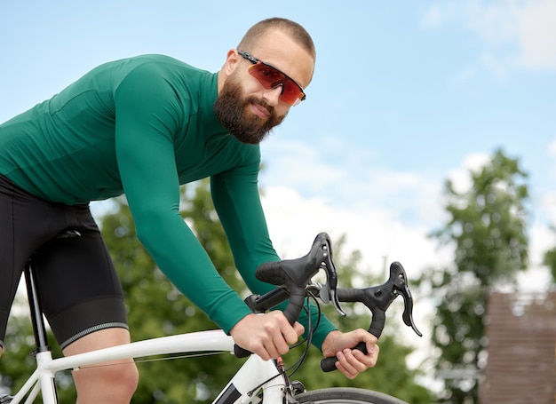 Ein Radfahrer in Bewegung Radtour entlang der Böschung entlang des Flusses