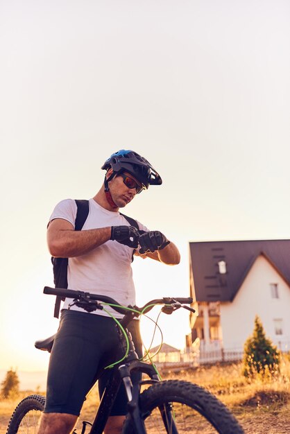 Ein Radfahrer überprüft seine Gesundheit und seine Leistungen auf einer Smartwatch