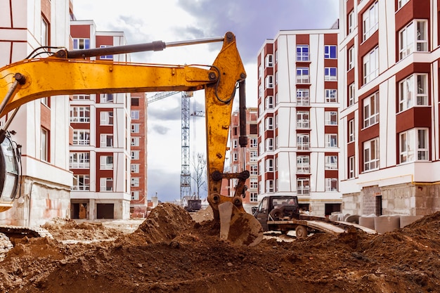 Ein Raupenbagger arbeitet auf einer Baustelle