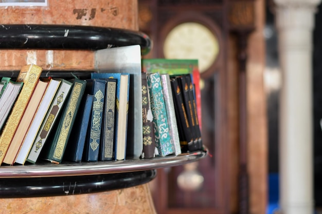 Ein Regal mit Büchern und Koran in der Moschee. Koran-Hintergrund