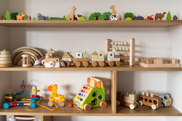 Foto ein regal mit holzspielzeug für kinder im kinderzimmer kinderkonzept