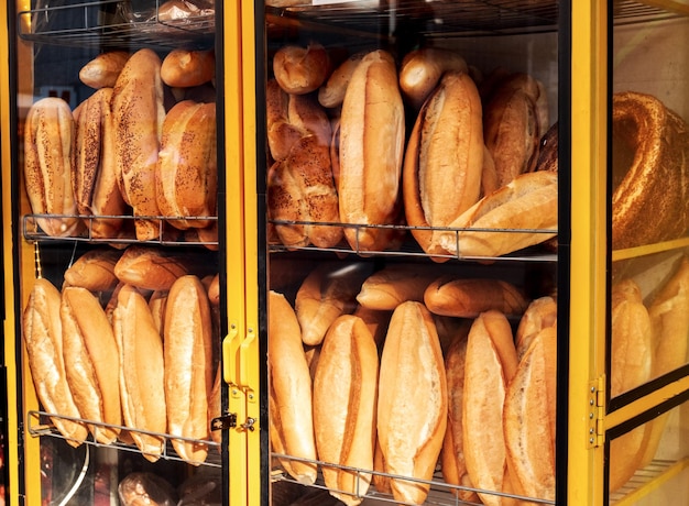 Ein Regal mit verschiedenen frischen Brotsorten in einem Schaufenster in der Türkei