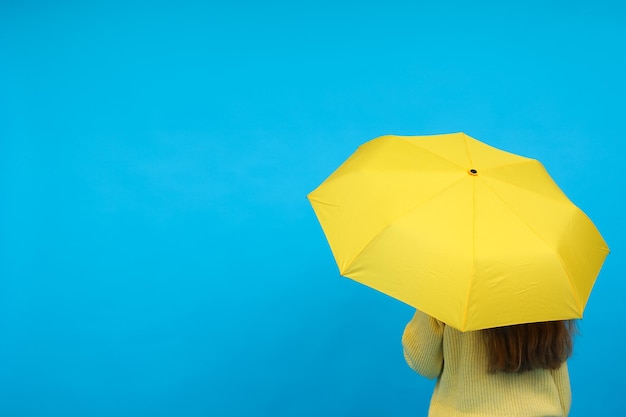 Ein Regenschirm in den Händen einer Person