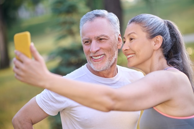 Ein reifes glückliches paar macht selfie und sieht zufrieden aus