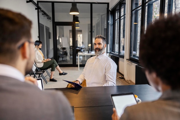 Ein Rekruten sitzt bei einem Jobinterview im Büro mit Interviewern