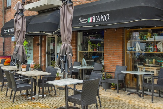 Ein Restaurant mit Tischen und Stühlen davor
