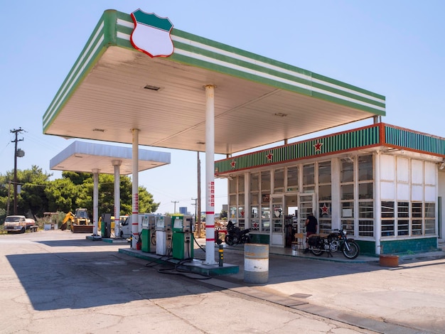 Ein Retro-Motorrad steht an einer Tankstelle auf der Autobahn Athen-Patras in Griechenland