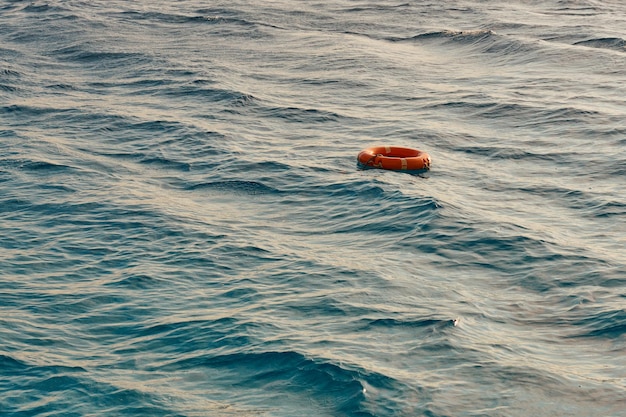 Ein Rettungsring auf der Oberfläche eines wogenden Meeres