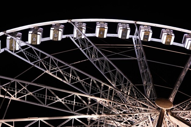 Ein Riesenrad in der Nacht