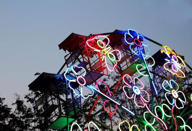 Foto ein riesenrad mit dem buchstaben r darauf