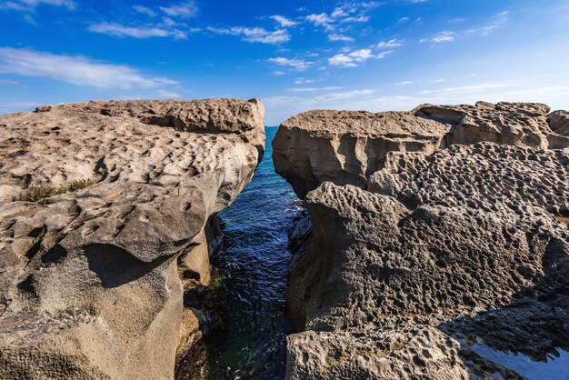 Ein riesiger Felsen am Ufer in Form eines Bogens