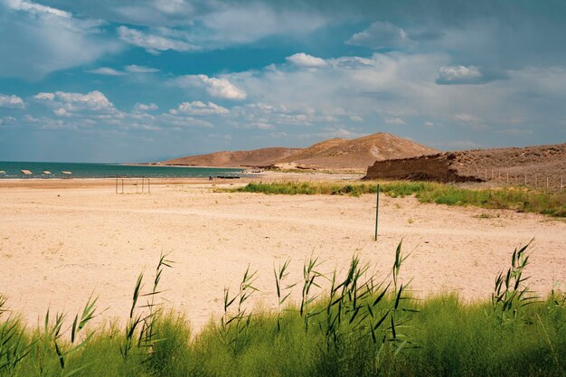 ein riesiger See in der Nähe eines Berges in Usbekistan