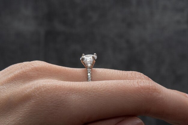 Ein Ring mit einem großen Diamanten an der Hand einer Frau