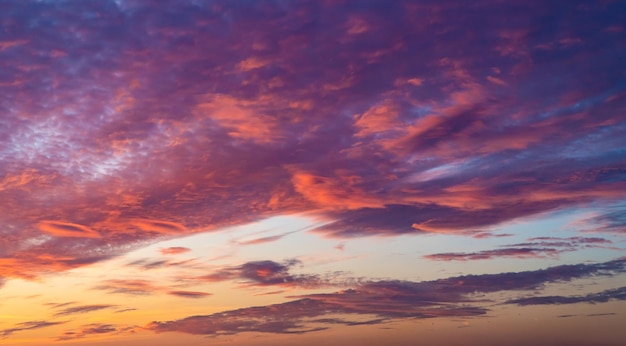 Ein rosa Himmel mit Wolken im Himmel