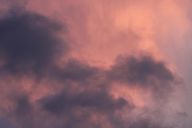 Ein rosa Himmel mit Wolken im Himmel