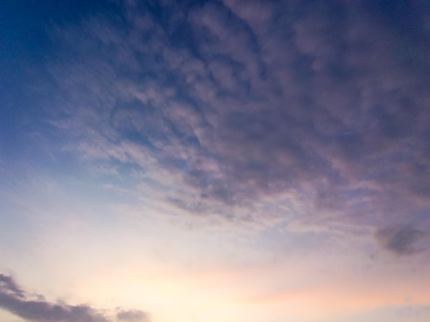 Ein rosa und blauer Himmel mit einer Wolke im Himmel