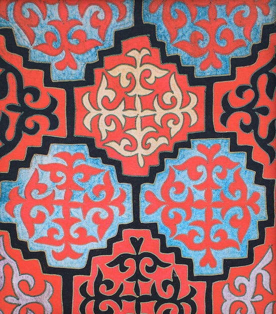 Ein rot-schwarz gemusterter Teppich mit einem Design, das „Ich liebe dich“ sagt.