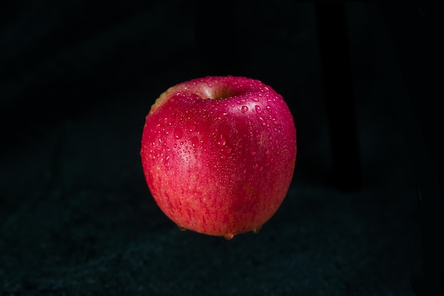 Ein roter Apfel isoliert auf schwarzem Hintergrund