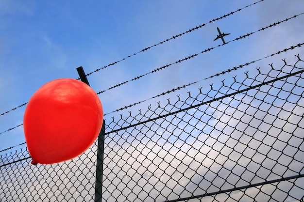 Ein roter Ballon in Gefahr