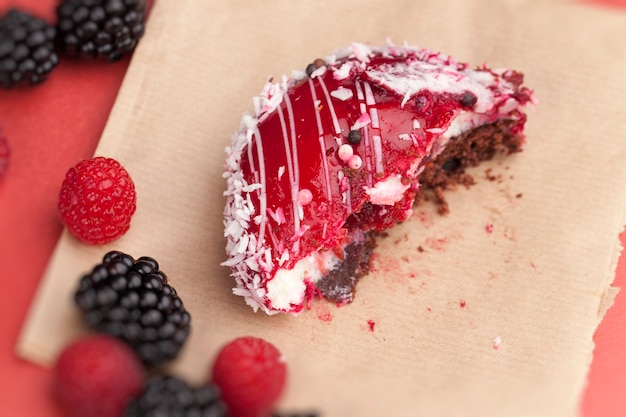 Ein roter Kuchen mit einer cremeweißen Füllung