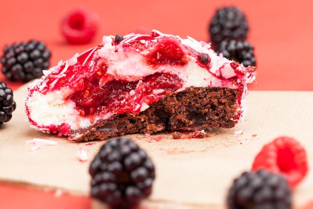 Ein roter Kuchen mit einer cremeweißen Füllung