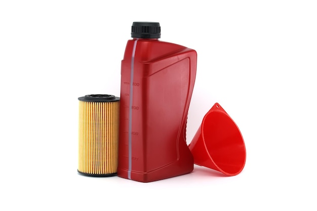 Ein roter Plastikbehälter mit Motoröl neben einem gelben und schwarzen Ölfilter und einem roten Plastikschleuder.