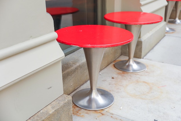 Ein roter Tisch und Hocker vor einem Gebäude in New York City.