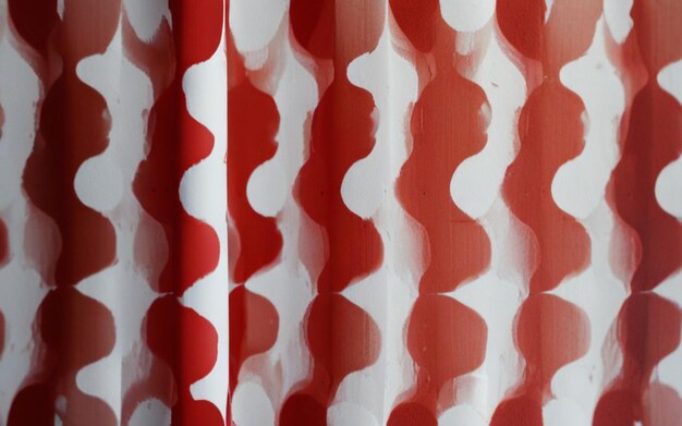 ein roter und weißer Vorhang mit einem weißen und roten Muster