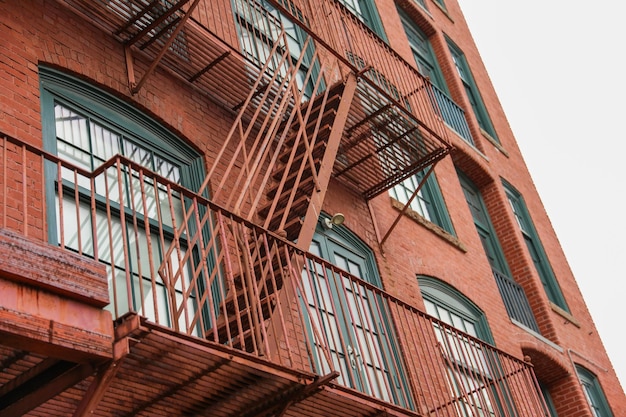 Foto ein rotes backsteingebäude mit einem schild mit der aufschrift „new york“.