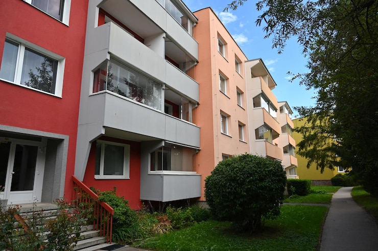 Foto ein rotes gebäude mit einem balkon, auf dem die nummer 3 steht