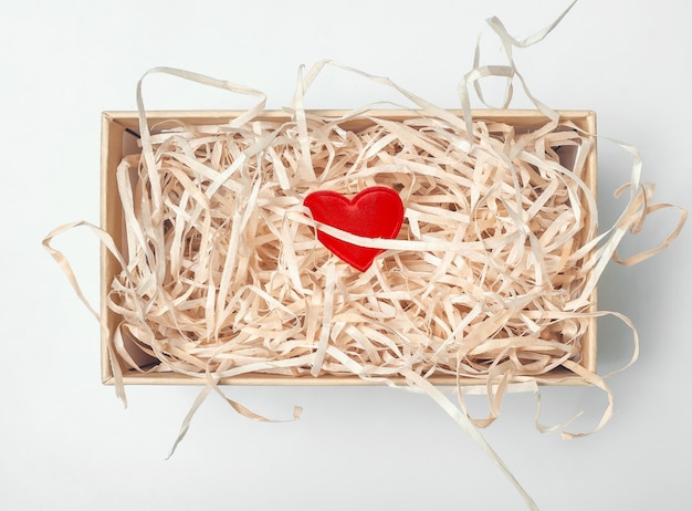 Ein rotes Herz in einer Schachtel Einsamkeit Liebe Valentinstag