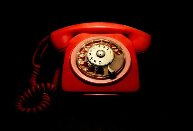 ein rotes Telefon mit der Nummer 10 darauf