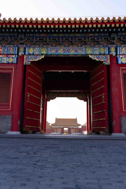 Ein rotes Tor mit einer chinesischen Schrift darauf
