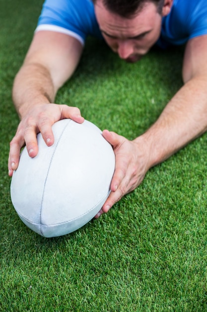 Foto ein rugby-spieler, der einen versuch erzielt